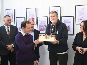 Maestrul Mihai Pânzaru - PIM și-a sărbătorit ziua de naștere printre prieteni și colaboratori, la Galeria Zamca, la vernisajul expoziției „Sublimare”. Foto artistul.studio