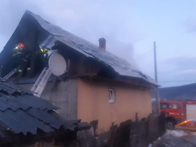 Casă distrusă de un incendiu izbucnit de la coșul de fum