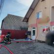 O vilă cu magazin la parter, salvată după un incendiu izbucnit la acoperiș