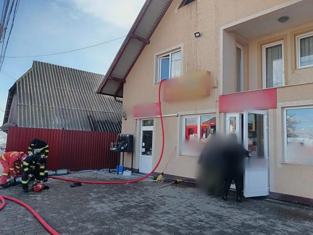 O vilă cu magazin la parter, salvată după un incendiu izbucnit la acoperiș