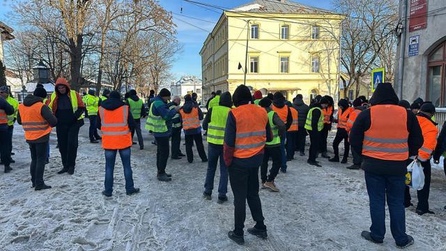 Șoferii de tir ucraineni s-au adunat marți după-amiază în zona centrală a orașului Siret