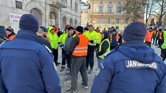 Șoferii de tir ucraineni s-au adunat marți după-amiază în zona centrală a orașului Siret