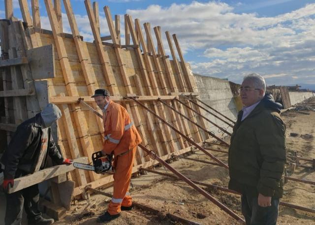 Lucrările la zidul de sprijin si amenajarea căii de acces la creșă sunt în grafic