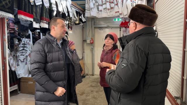 Pentru a se convinge de eficiența sistemului de termoficare din Bazar, Lucian Harșovschi, a făcut un „test fără geacă”, într-una din cele mai geroase dimineți din ianuarie