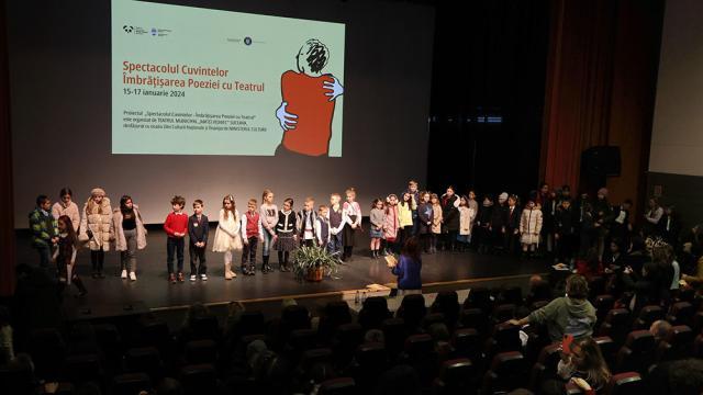 Concursul de interpretare poezii s-a desfășurat în sala teatrului și a cuprins trei secțiuni