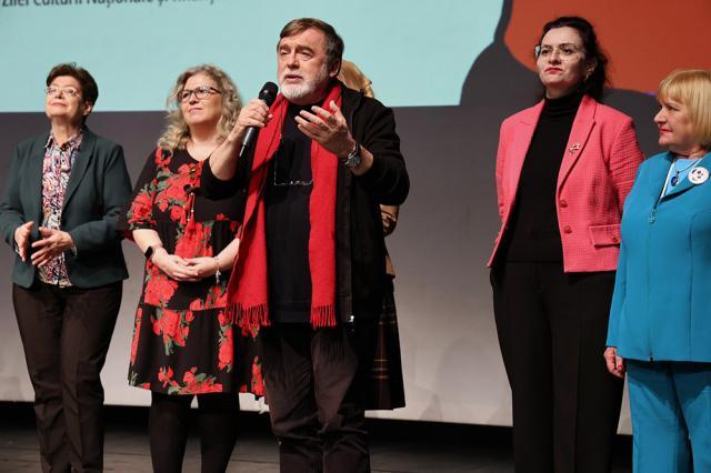 Concursul de interpretare poezii s-a desfășurat în sala teatrului și a cuprins trei secțiuni