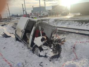 Microbuzul a fost acrosat de locomotiva si proiectat violent intr-un parapet si apoi la marginea caii ferate