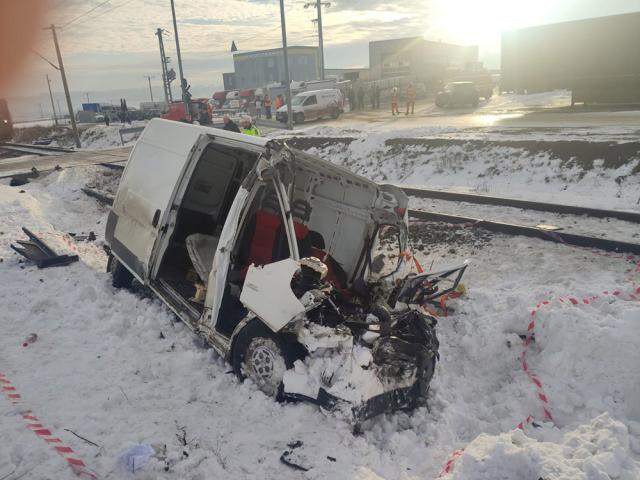 Microbuzul a fost acroșat de locomotivă și proiectat violent într-un parapet și apoi la marginea căii ferate