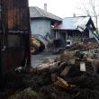 8 bovine au murit într-un puternic incendiu care a fost aproape să cuprindă și casa fermierilor