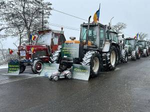 Fermierii rămân pe poziții și blochează în continuare Vama Siret, deși afară a început să ningă