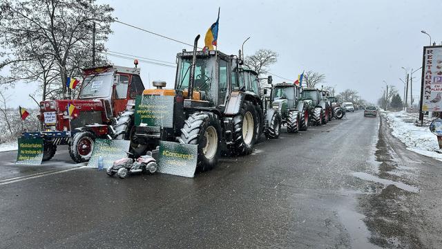 Fermierii rămân pe poziții și blochează în continuare Vama Siret, deși afară a început să ningă