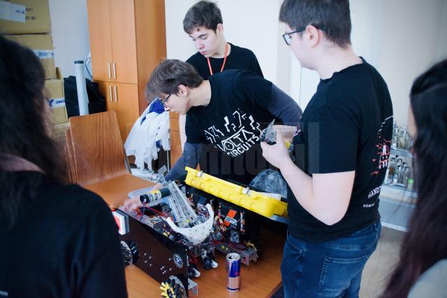 Liceeni din Moldova și-au testat roboții în ring, la un concurs organizat la Suceava