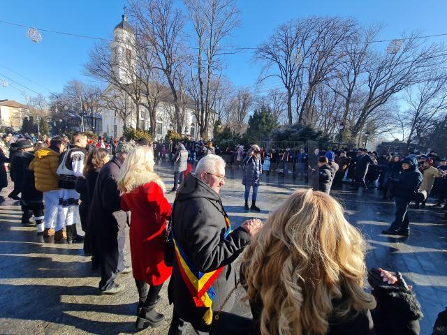 Hora Unirii, ceremonial religios și militar și depuneri de coroane, la Suceava, la 165 de ani de la Mica Unire