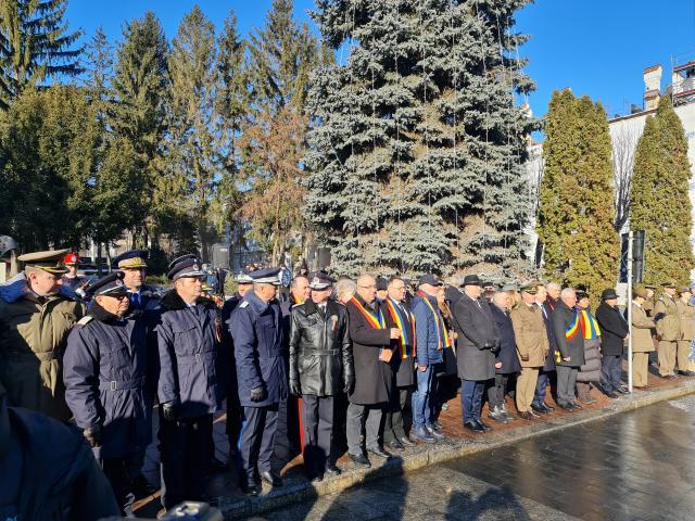 Hora Unirii, ceremonial religios și militar și depuneri de coroane, la Suceava, la 165 de ani de la Mica Unire