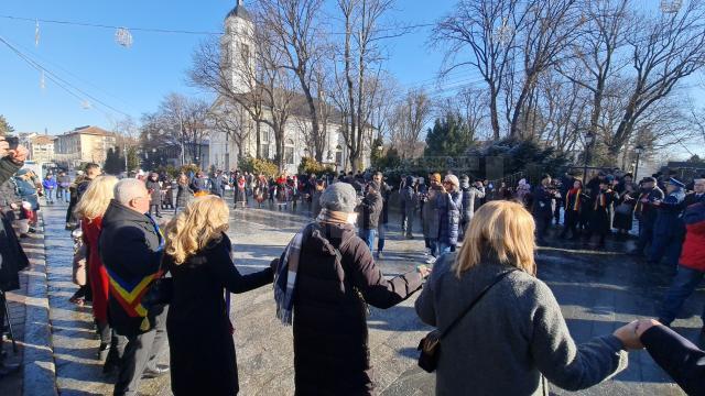 Hora Unirii, ceremonial religios și militar și depuneri de coroane, la Suceava, la 165 de ani de la Mica Unire