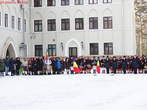 Peste 500 de profesori și elevi au participat la spectacol „10 pentru folclor: Hai să dăm mână cu mână!”, desfășurat la Colegiul Militar