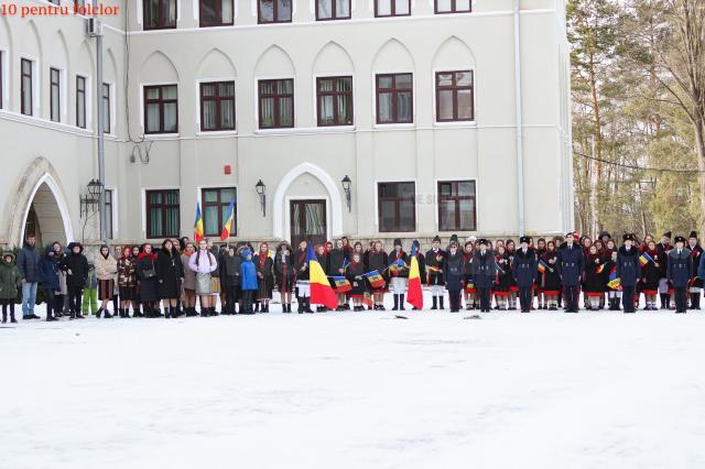 Peste 500 de profesori și elevi au participat la spectacol „10 pentru folclor: Hai să dăm mână cu mână!”, desfășurat la Colegiul Militar