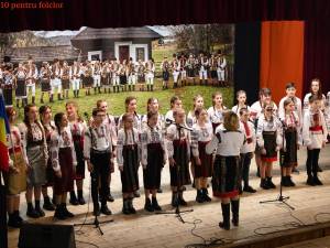 Peste 500 de profesori și elevi au participat la spectacol „10 pentru folclor: Hai să dăm mână cu mână!”, desfășurat la Colegiul Militar