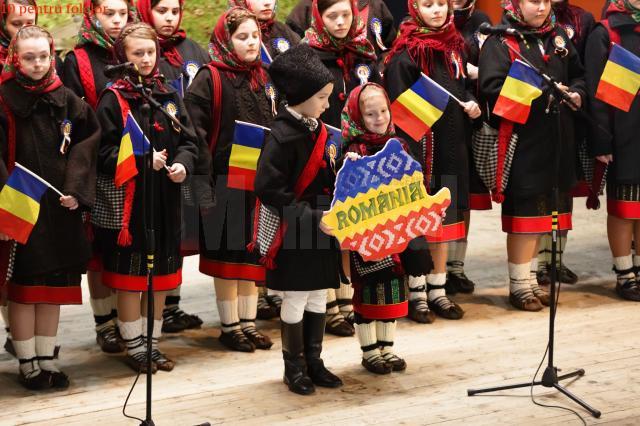 Peste 500 de profesori și elevi au participat la spectacol „10 pentru folclor: Hai să dăm mână cu mână!”, desfășurat la Colegiul Militar