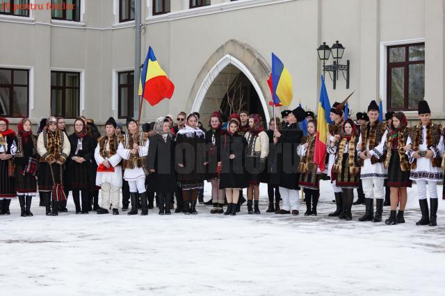 Peste 500 de profesori și elevi au participat la spectacol „10 pentru folclor: Hai să dăm mână cu mână!”, desfășurat la Colegiul Militar