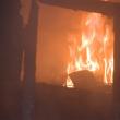 Bărbat dus la Psihiatrie după ce și-a dat foc la casă de două ori în aceeași zi