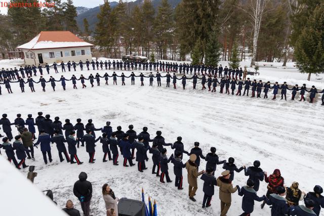 Spectacolul „10 pentru folclor: Hai să dăm mână cu mână!”, organizat la Colegiul Național Militar „Ștefan cel Mare”