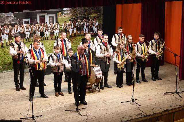 Spectacolul „10 pentru folclor: Hai să dăm mână cu mână!”, organizat la Colegiul Național Militar „Ștefan cel Mare”