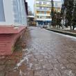 Curățarea trotuarelor de gheață și zăpadă, o obligație uitată de toată lumea