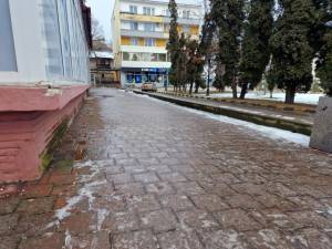 Două zile la rând trotuarele din municipiul Suceava au fost acoperite de polei