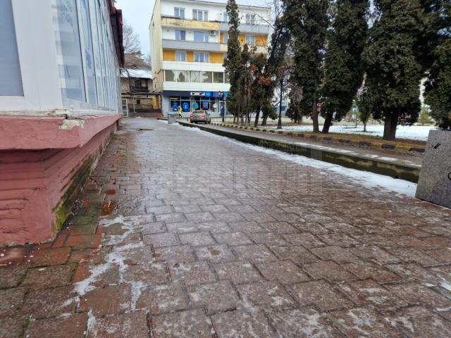 Două zile la rând trotuarele din municipiul Suceava au fost acoperite de polei