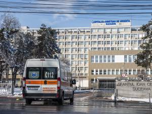 O echipă medicală de la Spitalul Clinic Suceava a operat 4 ore continuu pentru a salva viața și brațul unui bărbat peste care a căzut un copac