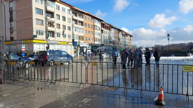 Pentru întâlnirea Flutur-Simion din centrul Sucevei, Jandarmeria și Poliția s-au pregătit ca pentru un meci Steaua-Dinamo 1