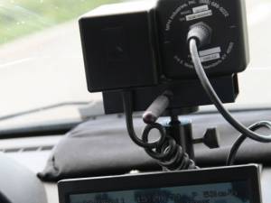 Șoferul unui BMW, cu permisul anulat, prins după ce a fost înregistrat de radar cu 127 km/h în localitate