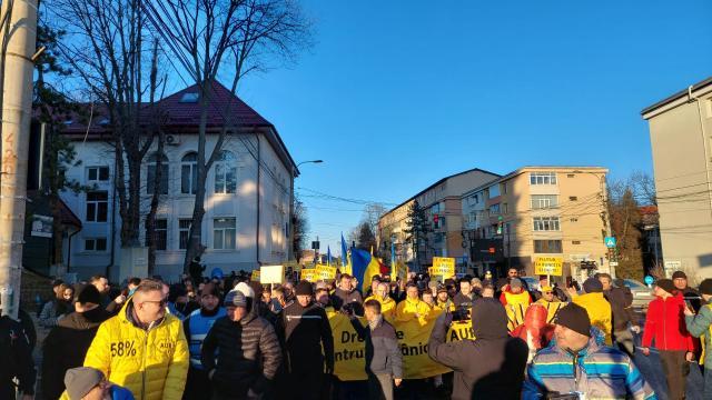 Miting împotriva lui Gheorghe Flutur, cu membri și simpatizanți AUR din județele Suceava, Iași, Botoșani, Neamț, Bistrița-Năsăud și din București