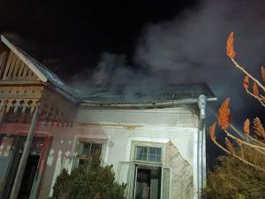 Un incendiu a izbucnit la o casă veche din Solca, în noaptea de vineri spre sâmbătă