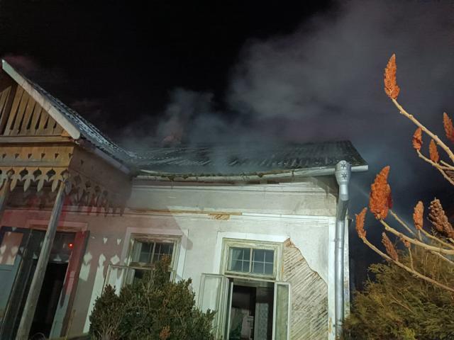 Un incendiu a izbucnit la o casă veche din Solca, în noaptea de vineri spre sâmbătă