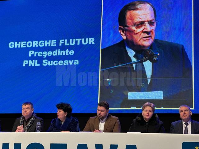 Primarul municipiului Rădăuți, Bogdan Loghin (centru) consideră că scopul liderului AUR este de a destabiliza România