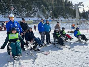 A treia ediție a taberei de schi dedicate persoanelor cu dizabilități, în aceste zile, la Vatra Dornei