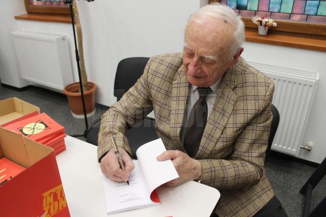 Artistul humorean Radu Bercea ofera autografe la intalnirea cu publicul