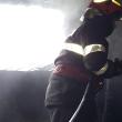 A adormit cu țigara în mână și era aproape să provoace un incendiu de proporții