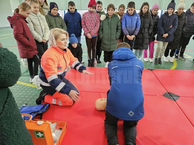 Elevii din Cornu Luncii învață să acorde primul ajutor
