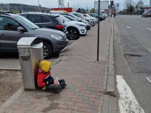 Familiile care îşi trimit copiii în stradă, la cerșit, îi privează de dreptul de a avea o copilărie normală