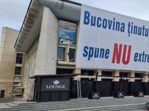 PNL a amplasat în centrul Sucevei un banner imens cu mesajul „Bucovina ținutul Libertății spune NU extremismului” pentru mitingul de duminică