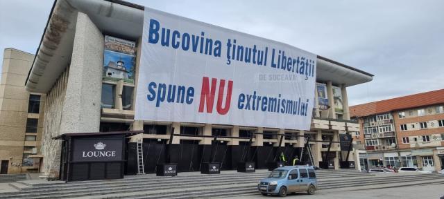 PNL a amplasat în centrul Sucevei un banner imens cu mesajul „Bucovina ținutul Libertății spune NU extremismului” pentru mitingul de duminică