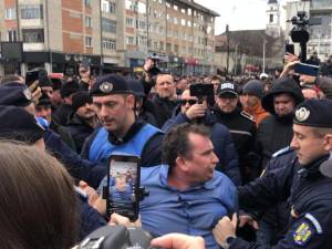 Președintele SOS Suceava, extras cu forța de jandarmi de la mitingul PNL împotriva extremismului