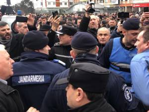 Președintele SOS Suceava, extras cu forța de jandarmi de la mitingul PNL împotriva extremismului