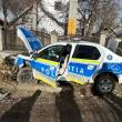 Mașina de poliție făcută praf de un șofer neatent