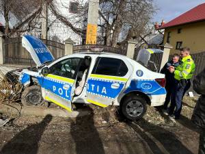 Mașina de poliție făcută praf de un șofer neatent