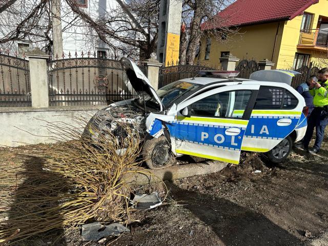 Mașina de poliție făcută praf de un șofer neatent