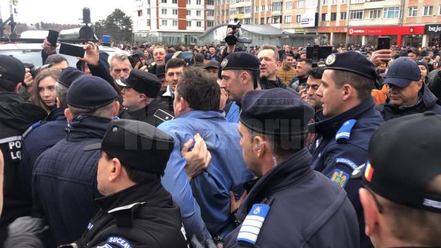 Președintele SOS Suceava, extras cu forța de jandarmi de la mitingul PNL împotriva extremismului